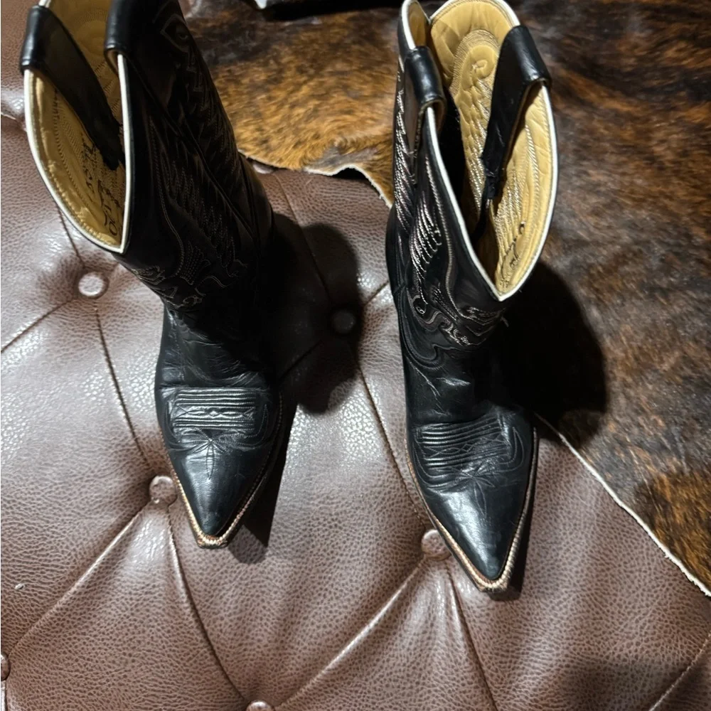 Heritage Black Heeled Boots with Pointed Toe - Picture 3 of 12